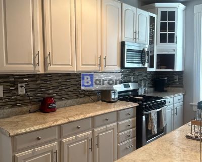 1 Bedroom 1BA 900 ft Furnished Pet-Friendly Apartment For Rent in Cincinnati, OH