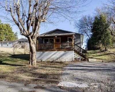 3 Bedroom 2BA 936 ft Furnished Apartment For Rent in Lenoir City, TN