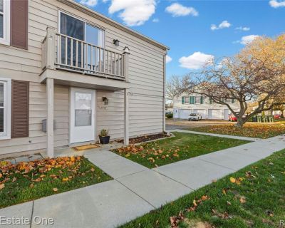 2 Bedroom 1BA 882 ft Condo For Sale in Lake Orion, MI