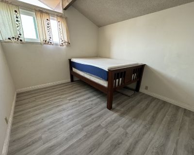 Total rooms: 5. Deposit: $1,000.00 * Utilities included?: Yes * Fees apply?: No. References required. No preference. Non-smoking. Not for couples. Age preference: 18 - 48. Furnishings: Furnished * Parking: Yes * Garage: No * Yard/patio: Yes * Balcony/roof terrace: No * Disabled access: No * Living room: shared * Broadband included: Yes. Availability Available Now Minimum term 6 months Maximum t...