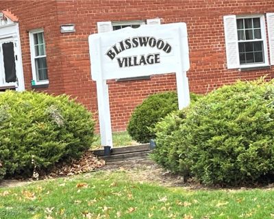 2 Bedroom 1BA 660 ft Condo For Sale in Euclid, OH