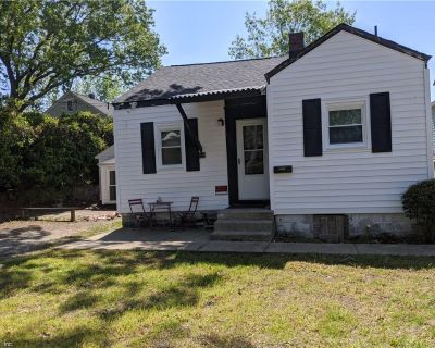 2 Bedroom 1BA 1100 ft Apartment For Rent in Virginia Beach, VA