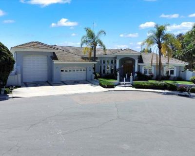 3 Bedroom 3.5BA 3403 ft Pet-Friendly Apartment For Rent in San Diego, CA