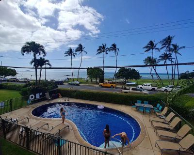 Minimum stay: 1 month. Deposit: 1700. Bills included. Age preference: 18 - 70. Available for students. Located in Kihei Park Shore condominium. Full ocean view! located across (20 seconds walk) from the beach (The cove) Beautiful Kalama Park ,for morning or sunset walks, surfing, and paddle boarding. across the street Wailea Canoe Club and volleyball. several of amazing restaurants, bars, groce...