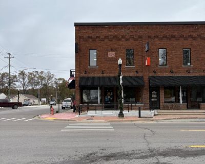 3 Bedroom 2BA 1800 ft Apartment For Rent in Pinckney Village, MI