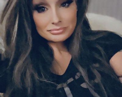 $150 /week. Age: 45 * Smoker?: No * Any pets?: Yes * Occupation: Professional * Gender: Female * Orientation: Straight. Non-smoking room preferred. Pets are fine. Males preferred. Age preference: 25. Looking in: Anthem , Calico Ridge , Green Valley South , Henderson , Las Vegas , Macdonald Highlands , Macdonald Ranch , Rhodes Ranch , Seven Hills , Southwest/Enterprise , Victory Village , Whitne...