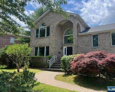 5 Bedroom 2BA Single Family House For Rent in Closter, NJ