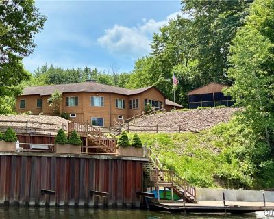 5 Bedroom 3BA 2011 ft Single Family House For Sale in Schroeppel, NY
