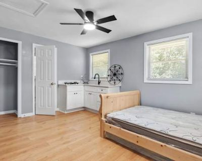 Private room with own bathroom in a House, Buford, GA 30518