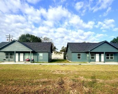 502 N Ross Sterling Ave Unit A. Discover the perfect blend of comfort and convenience with our new duplexes for lease, ideally situated for easy access to Interstate I-10 and local amenities. Each unit features modern wood vinyl plank flooring throughout, eliminating carpet for a clean and contemporary feel. With two spacious bedrooms and two fully updated bathrooms boasting granite countertops...