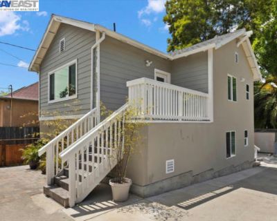 1646 ft Duplex For Sale in Oakland, CA