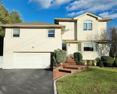 5 Bedroom 3BA 2560 ft Single Family House For Sale in Syosset, NY