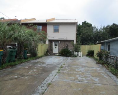 2 Bedroom 1BA 1200 ft Townhouse For Rent in Fort Walton Beach, FL