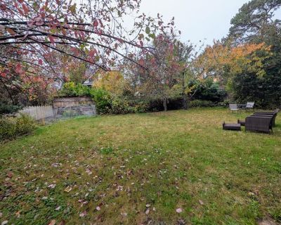 Garden suite available for share in a quiet Oak Bay neighborhood. Move in date is flexible based on the right fit. The Space: One smaller bedroom + separate den/office space (unfurnished) Alternatively, you may choose the master bedroom space instead. I am flexible. Shared bathroom Access to a large backyard with plenty of gardening opportunities Garage and shed available for storage On-street ...