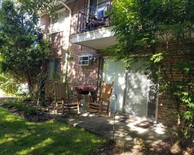 1 Bedroom 1BA Pet-Friendly Condo For Rent in Chagrin Falls, OH