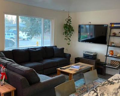 Private room with shared bathroom in a House with 2 roomies, Aurora, CO 80011