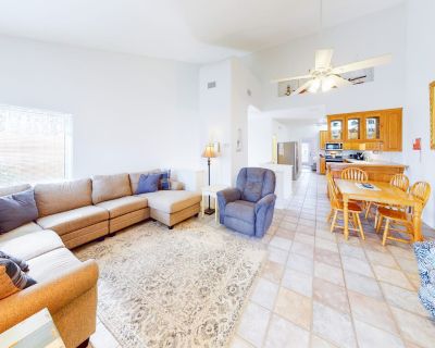 3 Bedroom 2.5BA Pet-Friendly House Vacation Rental in Acapulco Townhouse, South Padre Island, TX