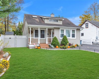 3 Bedroom 1BA 1300 ft Single Family House For Sale in Islip, NY