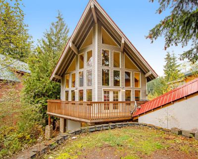 4 Bedroom 2BA Getaway Vacation Rental in Breathtaking Hyak Home, Snoqualmie Pass, WA