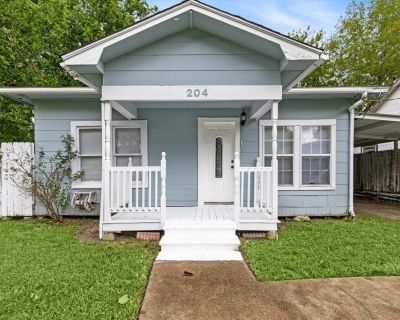 3 Bedroom 1BA 1092 ft Single Family Detached House For Rent in Baytown, TX