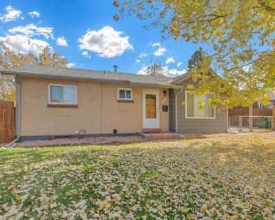 5 Bedroom 2BA 1900 ft Pet-Friendly Apartment For Rent in Lakewood, CO