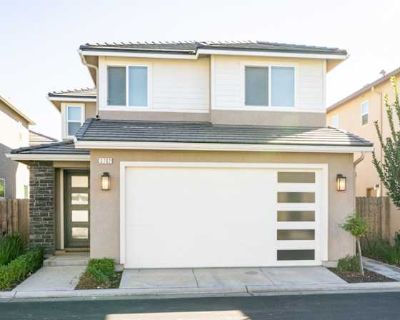 Available on: now. Unfurnished. Parking available. Newer build house in a gated neighborhood in east clovis. This house is 4 years old and the room is separated with its own bathroom. I do have a dog. Rent $800 per month Bills Not included Security deposit $850 Property type House Room furnishing Unfurnished Available on Now Stay length Minimum 6 months. Clean oriented person who is going to be...