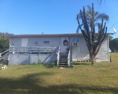 Lake front units with kitchen. Villas and units private and secure. Daily or weekly. Studios, one or two bedroom units. Fully furnished.
$75 and up daily
$400 and up weekly.