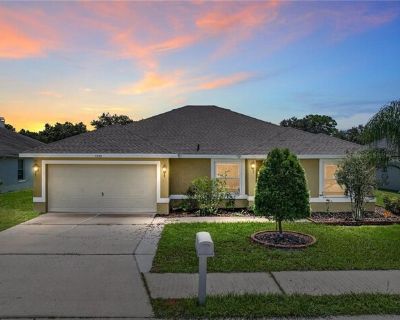 3039 Fort Socrum Village Blvd. For lease and move in ready! Stunning home located in Lakeland in the established community of Fort Socrum Village. This 4BD/2BA home is ready for you to say yes to this new address. New Roof and Windows in 2025!! Upon entry to the home, you will be greeted by the formal Dining Room which flows into to the Kitchen. Perfect for entertaining all those Holiday dinner...