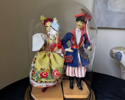 Pickup is on Saturday from 9 a.m. - 11 a.m. The address is given out on Friday night. Please bring bags, packing material, tools, and moving help if you need it. We are not a moving company, and we cannot help carry large items. If you cannot move this item yourself or arrange for additional help, please do not buy it.