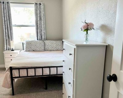 Furnished Room for Rent - Private BR in Conveniently Located East Dallas Ho