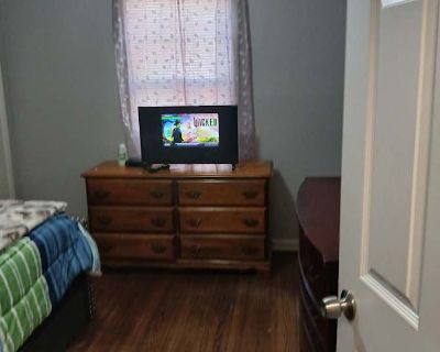 Private room with shared bathroom in a House with 3 roomies, Memphis, TN 38117