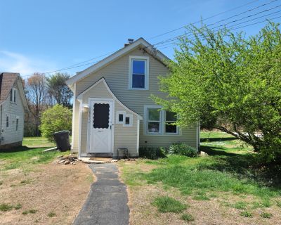 3 Bedroom 1BA 1086 ft Apartment For Rent in Colchester, CT