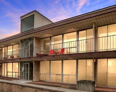 2 Bedroom 1BA 965 ft Condo For Sale in Detroit, MI