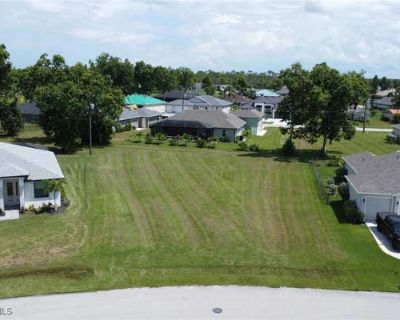 Single Family Home For Sale in PUNTA GORDA, FL