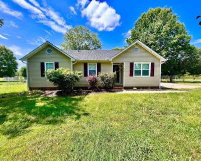 3 Bedroom 2BA 1227 ft Pet-Friendly Apartment For Rent in Wesley Chapel, NC