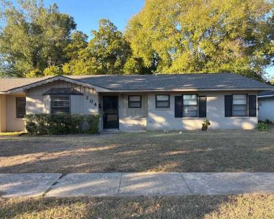 3 Bedroom 2BA 1556 ft Pet-Friendly Apartment For Rent in Tyler, TX