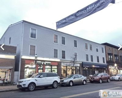 435 Main Street # 2D. Property for Rent in Metuchen, NJ for $2,850 with 3 bedrooms and 1 full bath, 1 half bath. This property was built in 1989 on a lot size of 0.2485.. Spacious updated 3 bedroom apartment with Washer/Dryer. Parking included. Close to train, major highways, restaurants, and shopping. Available immediately. Parking Features Assigned Water Source Public Lot Size Area 0.2485 Bui...