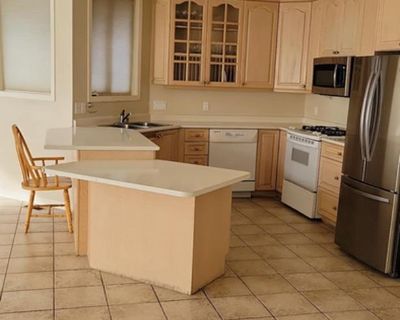 House in oak bay - short term rent in Nov - near Foul Bay