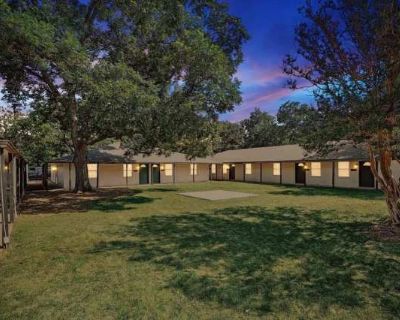 2 Bedroom 1BA 695 ft Pet-Friendly Apartment For Rent in Cleburne, TX
