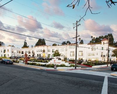 4690 Tompkins Avenue. To book a tour, please inquire on this listing and you will receive a link to schedule. If you found us on Craigslist, please schedule your tour here: http://schedule-a-tour.com/lc/a983c3005f *The advertised rate of $1,810 is the effective rate which is inclusive of the 1 month FREE on a 12 - month lease with base rent of $1,975* Welcome to The Paloma at Oakland Hills; a b...