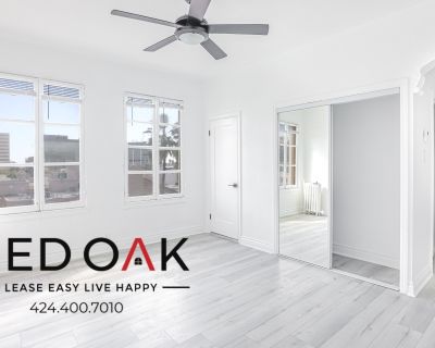 Charming, Bright, and Sunny Remodeled Studio with Tons of Natural Light, Stainless Steel Refrigerator, Gas Furnace, Tons of Natural Light, Custom Built In&apos;s, and Onsite Laundry! in Prime LA!