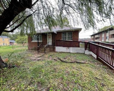 1 Bedroom 1BA 990 ft Single Family Home For Sale in BELLEVILLE, IL