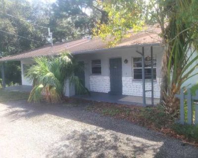 2 Bedroom 1BA 1000 ft Pet-Friendly Apartment For Rent in Citrus County, FL