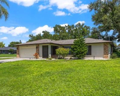 3 Bedroom 2BA 1497 ft Pet-Friendly Apartment For Rent in Venice Gardens, FL