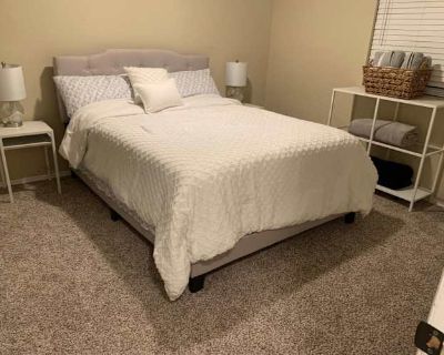 Private room with shared bathroom in a House with 4 roomies, Tampa, FL 33604