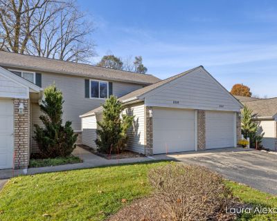 2 Bedroom 1BA 1080 ft Condo For Sale in Rockford, MI