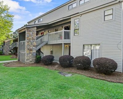 Lease term: Month to Month. $1100/month 1 Month Security Deposit. Furnished Rental. Beautiful one bedroom condo in well maintained complex. This brand new, mid-term, fully furnished rental features, new paint, floors, counters and appliances. Located right off Harbison Blvd just minutes away from everything you need. From shopping to work at nearby hospitals and 2,000-acre Harbison Forest.. Par...