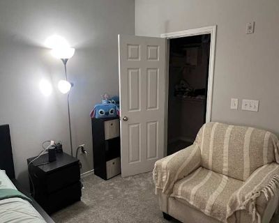 Private room with own bathroom in an apartment with 2 roomies