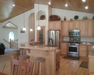 4 Bedroom 3BA 2586 ft Furnished Pet-Friendly Single Family Home For Rent in Truckee, CA