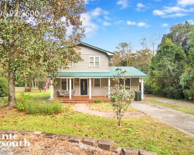 2 Bedroom 2BA 1400 ft Furnished Pet-Friendly Single-family home For Rent in Fairhope, AL